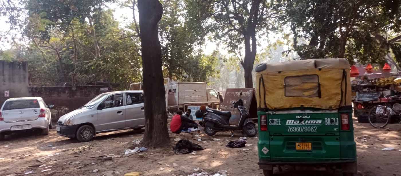 फेज 1 मार्केट के पास खाली जगह नशेड़ियों का अड्डा बनती जा रही है